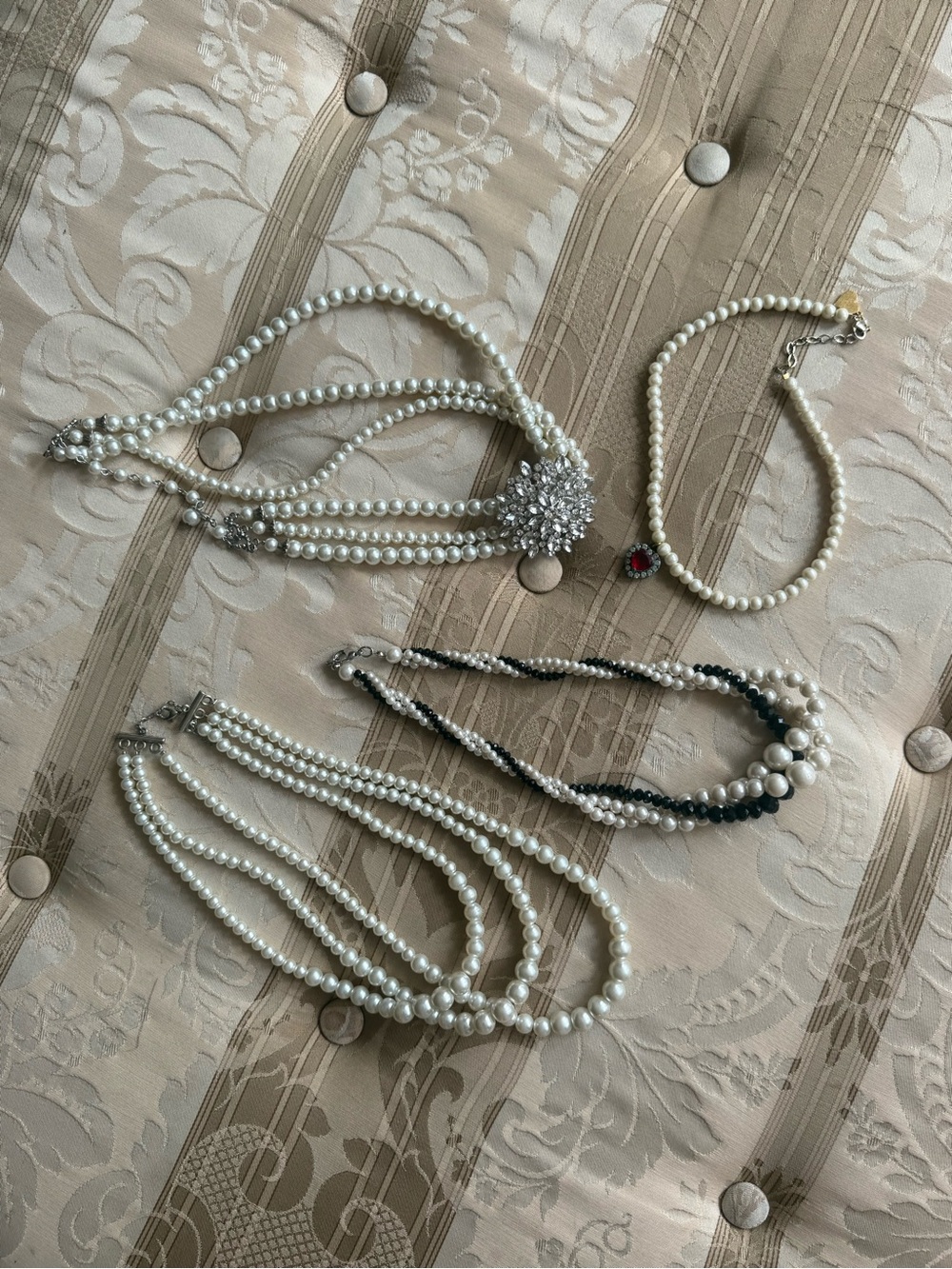 Set of 4 Pearl Necklaces Choker style